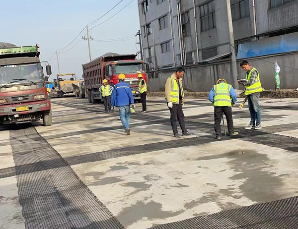 永兴老材料的新故事：玻璃纤维土工格栅如何在‘白改黑’浪潮中重获新生？