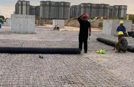 永兴土工格栅铺设前地基要怎么处理？